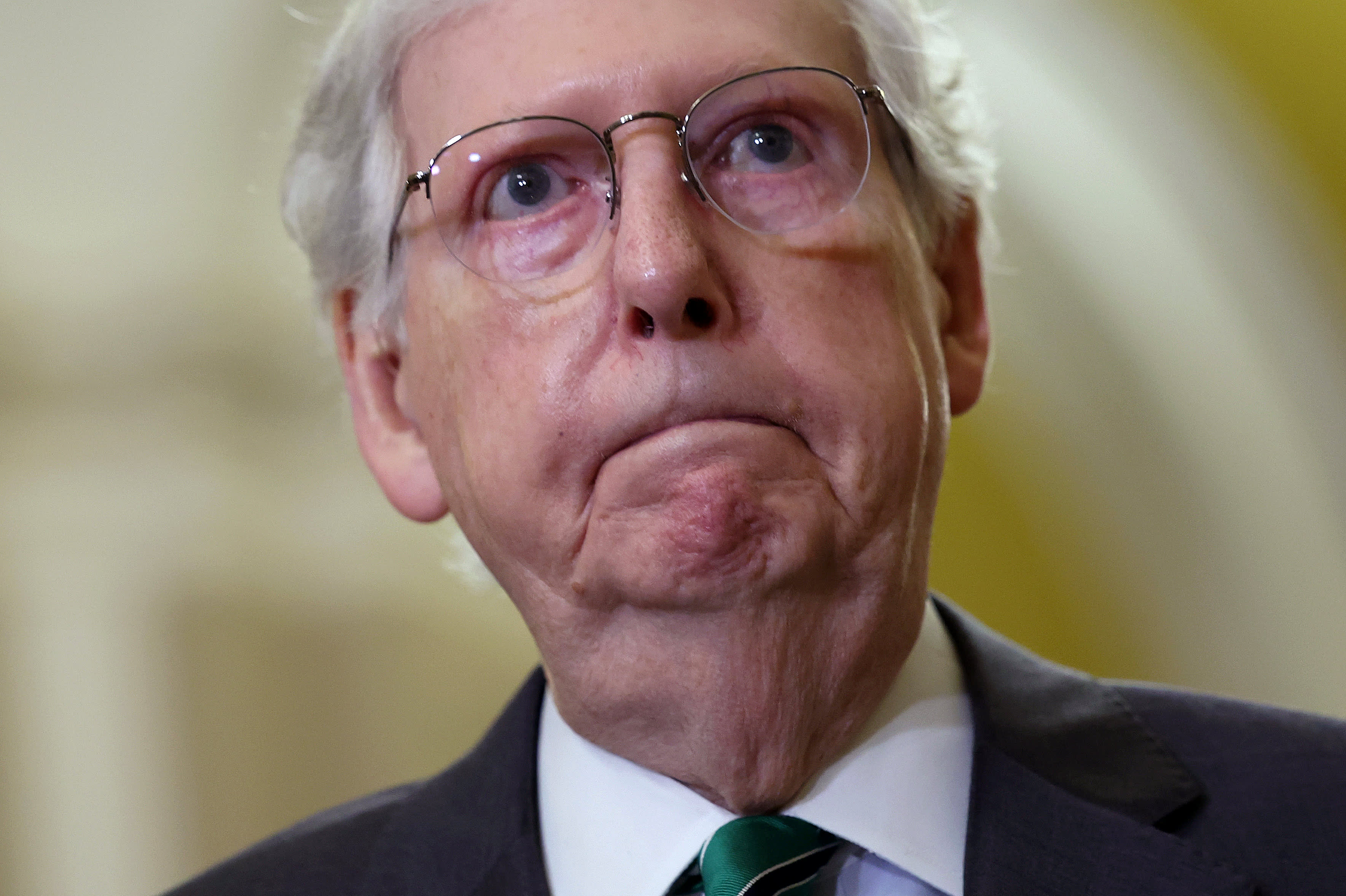 McConnell freezes for 2nd time while taking questions