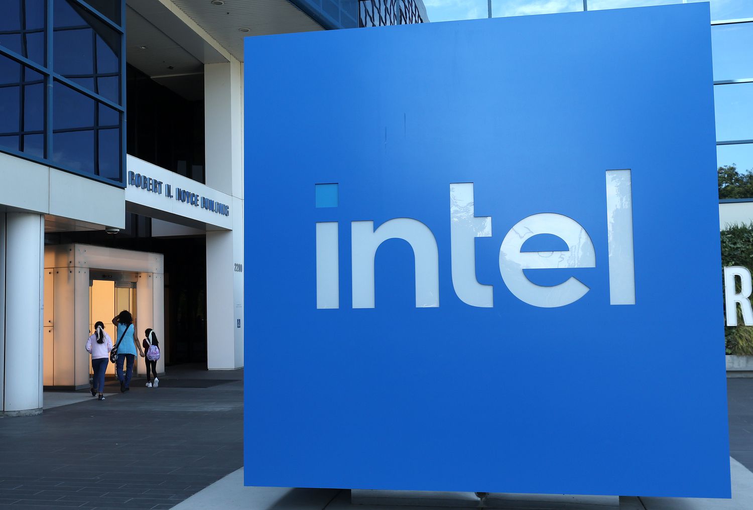 Intel Stock Plunges on WiderThanExpected Loss, Layoffs To Cut Costs