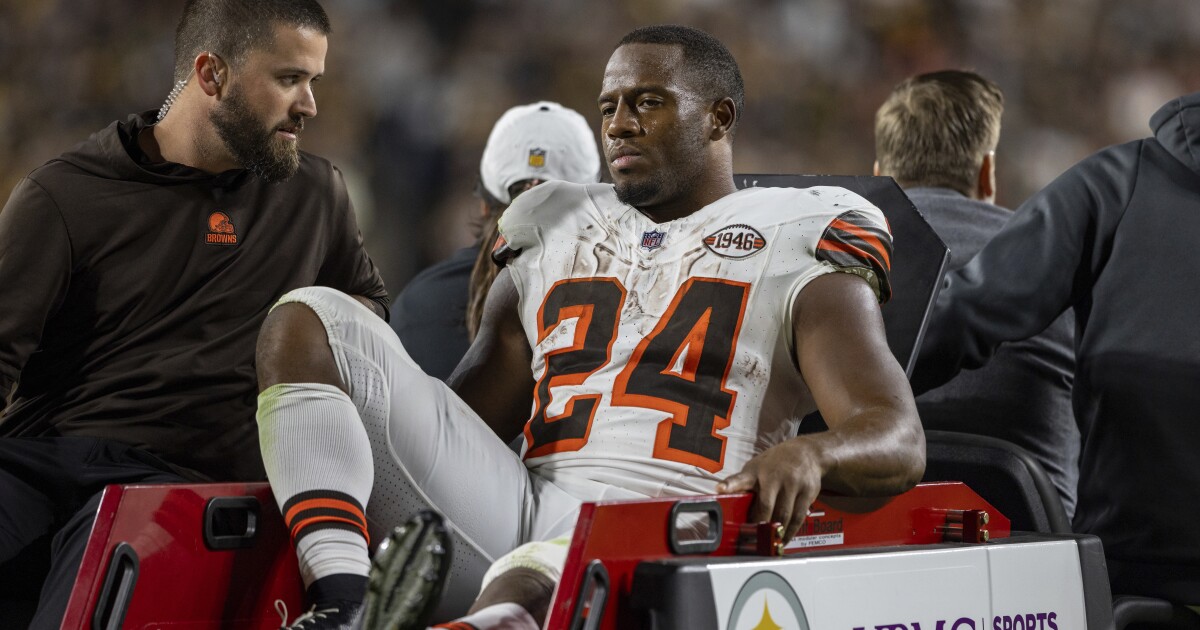 Cleveland Browns RB Nick Chubb carted off field after knee injury against  Steelers - CBS Pittsburgh