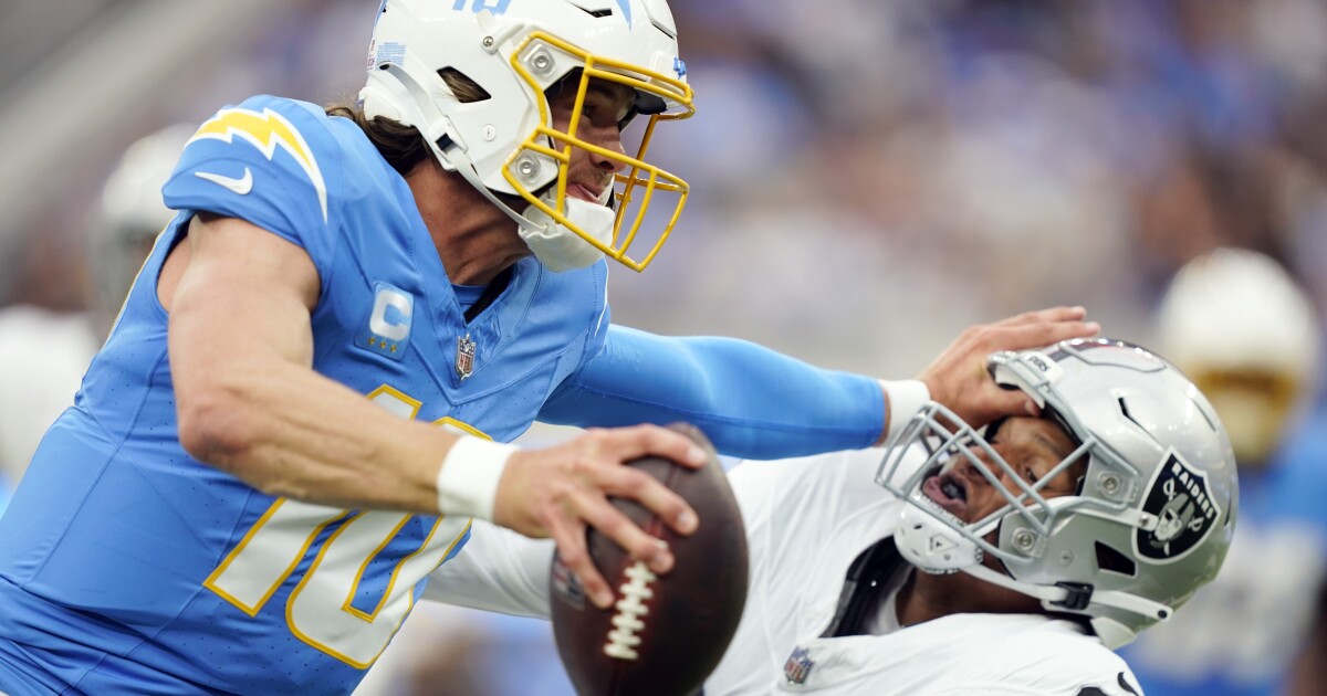 Khalil Mack sets the Chargers' sack record with 6 against the Raiders, his  former team, Pro National Sports