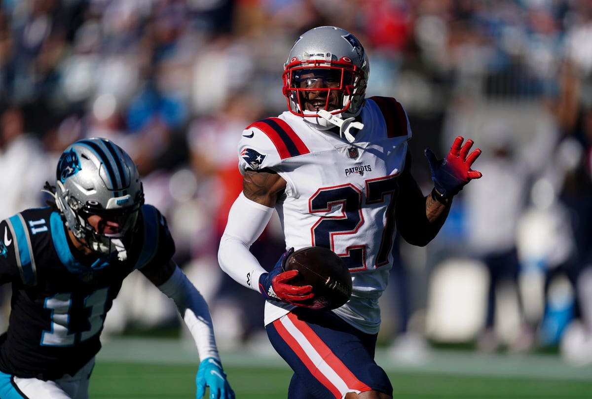 Los Angeles Chargers cornerback J.C. Jackson (27) takes his stance