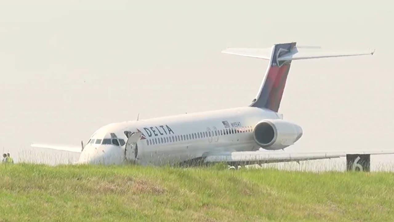 Delta Plane Lands At Charlotte Airport Without Front Landing Gear Reports Say Allsides 7106