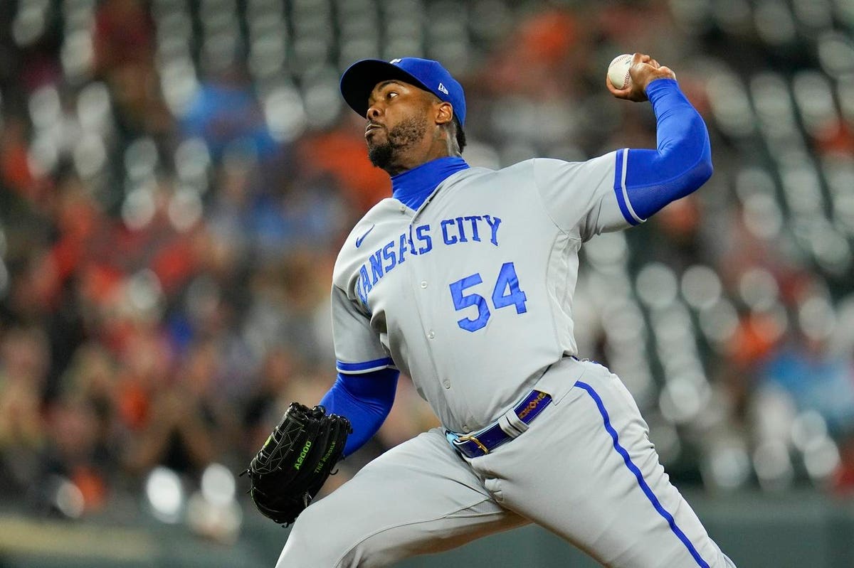 Royals officially sign Aroldis Chapman to one-year deal - Royals