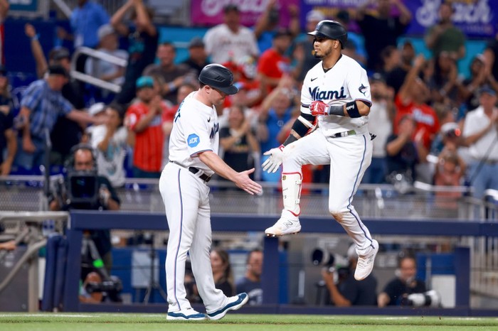 Marlins end Dodgers' win streak in style with 5 homers