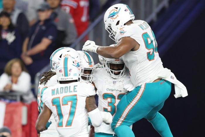 Miami Dolphins Upset New England Patriots 24-17, Start Season 2-0 - BVM  Sports