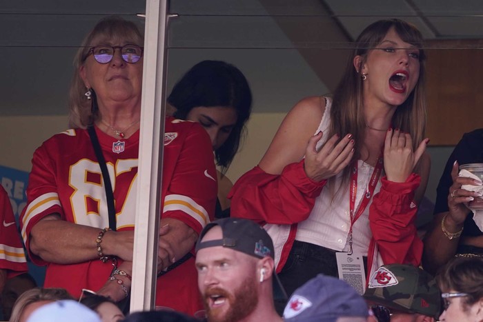 Taylor Swift, Travis Kelce fuss is a boost for Kansas City - Los