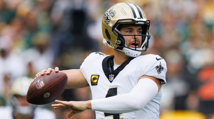 Saints QB Derek Carr injures shoulder vs. Packers