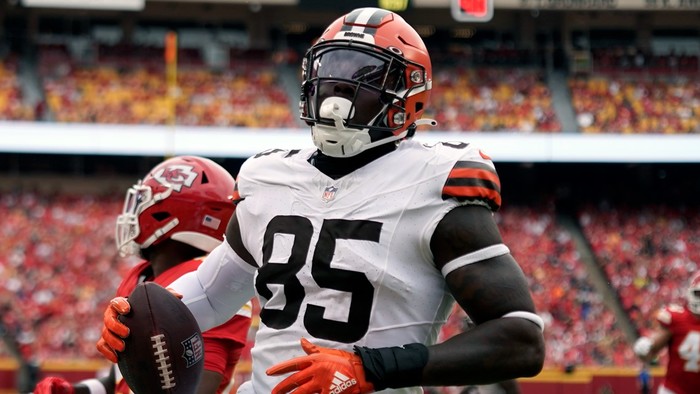 Browns TE David Njoku arrives to stadium in full mask after